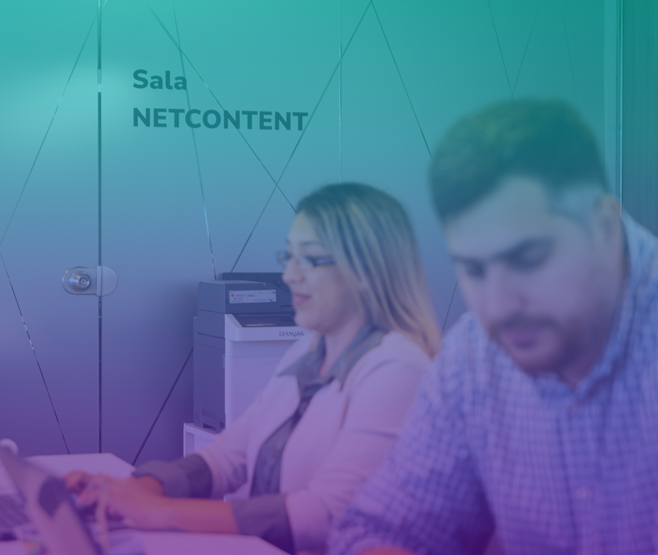 Sala Netcontent con profesionales trabajando