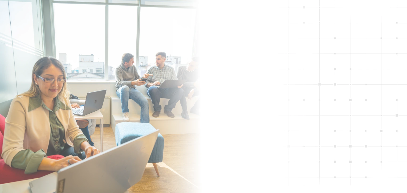 Equipo de Netcontent trabajando en oficina