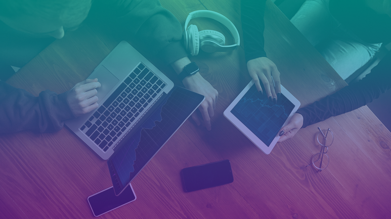 Equipo de trabajo colaborando con tecnología